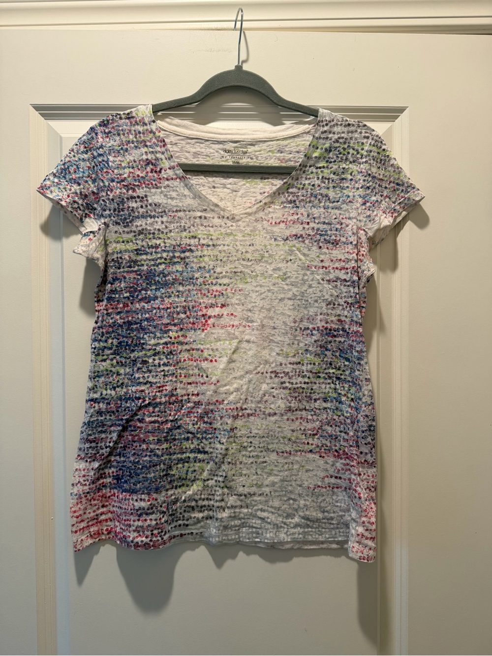 Daisy Fuentes White V-Neck Tee with Multicolor Dot Print